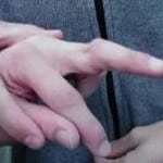 Болит безымянный палец на правой руке: почему боль в суставе