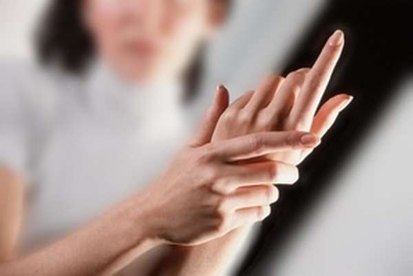 Болит и немеет левая рука от плеча до кисти: ноет, причины