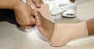 Ушиб ноги: лечение в домашних условиях, симптомы, помощь