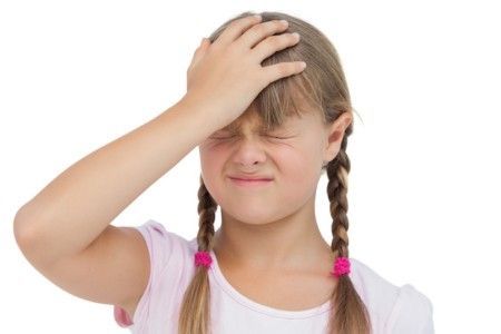 У ребенка болит голова в области лба: жалуется на головную боль