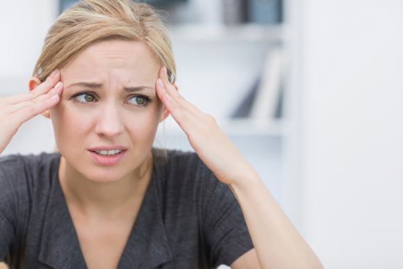 Сильная головная боль в области лба и висков: тошнота, подташнивает
