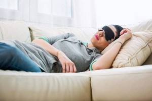 Почему болит голова когда спишь днем: после дневного сна