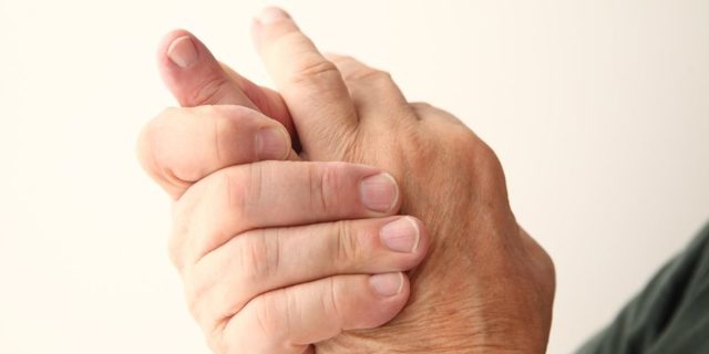 Болит безымянный палец на правой руке: почему боль в суставе