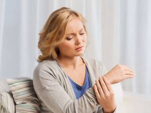 Немеет левая рука кисть: причины и лечение, что делать в домашних условиях