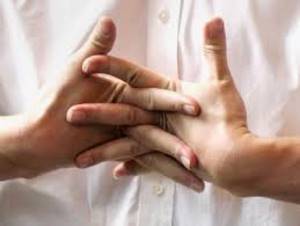 Болит сустав большого пальца на руке: причины боли