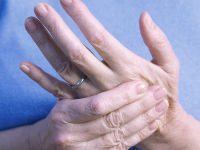 Онемел большой палец на левой руке: почему немеет, причины, лечение