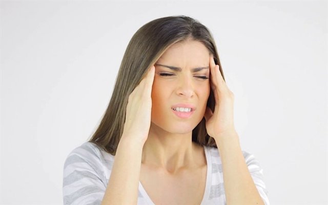 Болит кожа головы при прикосновении: почему, головная боль, когда трогаешь