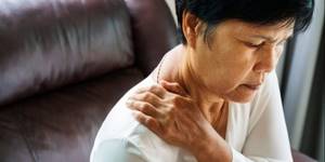 Болит ключица: боль справа, слева, что делать, отдающая в шею, плечо