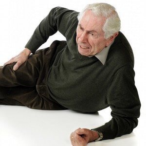 Перелом шейки бедра в пожилом возрасте: симптомы, реабилитация