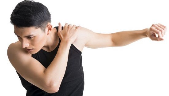 Боль в плечевом суставе при поднятии руки: лечение