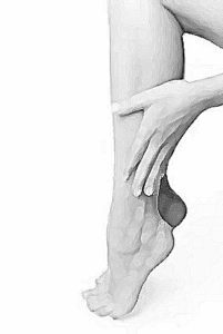 Немеет левая рука и нога одновременно: причины, лечение