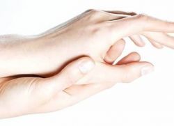 Немеют пальцы рук по ночам: причины и лечение, что делать