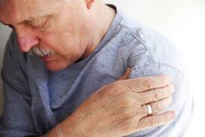 Симптомы и лечение перелома шейки плеча у пожилых людей.