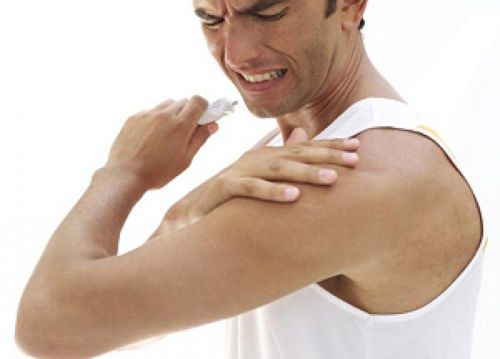 Боль в плечевом суставе при поднятии руки: лечение