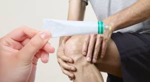Боль в коленном суставе: причины, мази, лечение