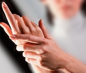 Немеет правая рука кисть и пальцы: причины, что делать в домашних условиях
