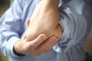 Боль в локтевом суставе: причины, лечение, при поднятии